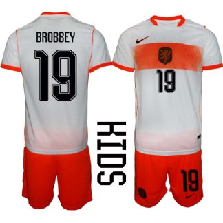 Otroški Nogometni dres komplet Nizozemska SP 2026 Brian Brobbey #19 Gostujoči